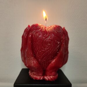 Bougie cœur posé dans les mains cadeau saint valentin