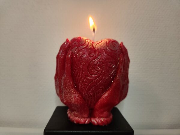 Bougie cœur posé dans les mains cadeau saint valentin